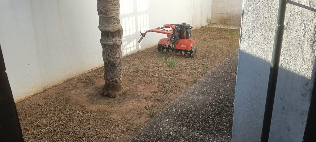 Motocultor preparando el terreno para instalar césped artificial - Limcesped Sevilla